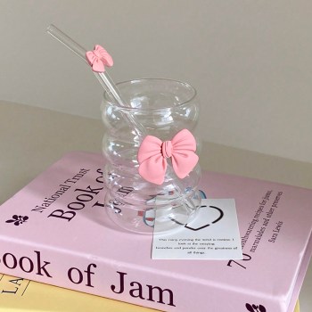 كوب قهوة مع مصاص للعصير